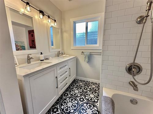 523 Stonor Street, Summerland, BC - Indoor Photo Showing Bathroom