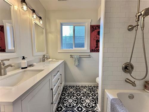 523 Stonor Street, Summerland, BC - Indoor Photo Showing Bathroom