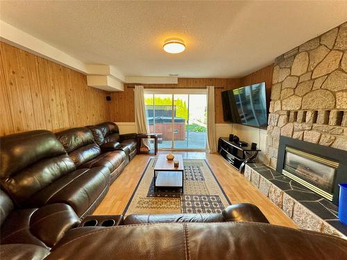 523 Stonor Street, Summerland, BC - Indoor Photo Showing Living Room With Fireplace