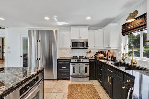 4830 Canyon Ridge Crescent, Kelowna, BC - Indoor Photo Showing Kitchen With Double Sink With Upgraded Kitchen