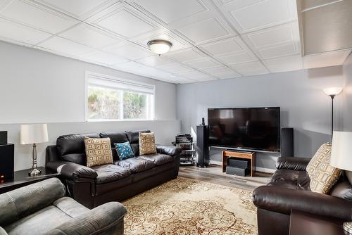 6-11290 Bond Road, Lake Country, BC - Indoor Photo Showing Living Room