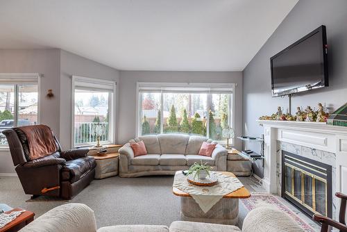 6-11290 Bond Road, Lake Country, BC - Indoor Photo Showing Living Room With Fireplace