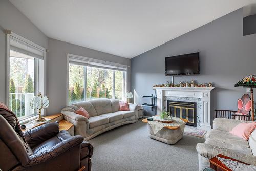 6-11290 Bond Road, Lake Country, BC - Indoor Photo Showing Living Room With Fireplace