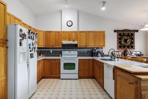 6-11290 Bond Road, Lake Country, BC - Indoor Photo Showing Kitchen With Double Sink