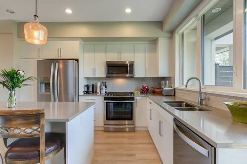 23-12798 Lake Hill Drive, Lake Country, BC - Indoor Photo Showing Kitchen With Double Sink With Upgraded Kitchen