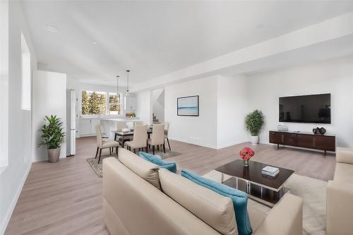 7-5661 Okanagan Landing Road, Vernon, BC - Indoor Photo Showing Living Room