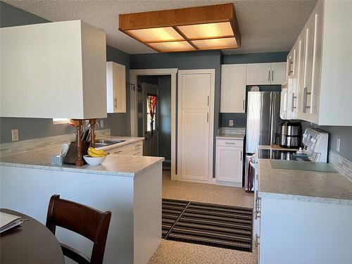 3704 40 Avenue, Vernon, BC - Indoor Photo Showing Kitchen With Double Sink