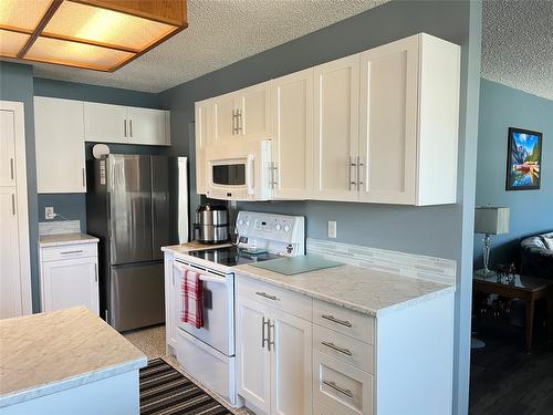 3704 40 Avenue, Vernon, BC - Indoor Photo Showing Kitchen