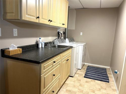 3704 40 Avenue, Vernon, BC - Indoor Photo Showing Laundry Room