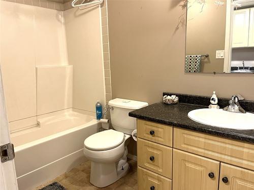 3704 40 Avenue, Vernon, BC - Indoor Photo Showing Bathroom