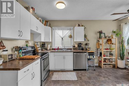 1302 7Th Avenue N, Saskatoon, SK - Indoor Photo Showing Kitchen With Double Sink