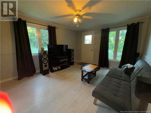 95 Diamond Drive, Minto, NB - Indoor Photo Showing Living Room