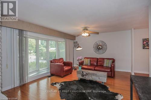 448 West Mile Road, London, ON - Indoor Photo Showing Living Room