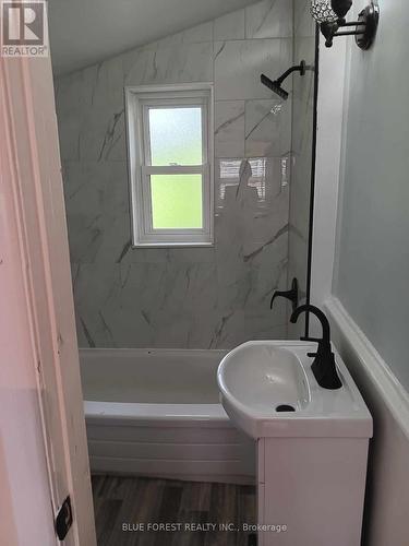 21 Queens Place, London, ON - Indoor Photo Showing Bathroom