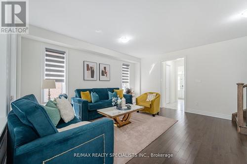 43 Petch Avenue, Caledon (Cheltenham), ON - Indoor Photo Showing Living Room