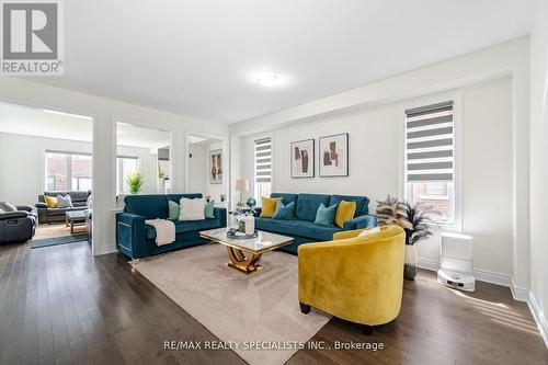 43 Petch Avenue, Caledon (Cheltenham), ON - Indoor Photo Showing Living Room