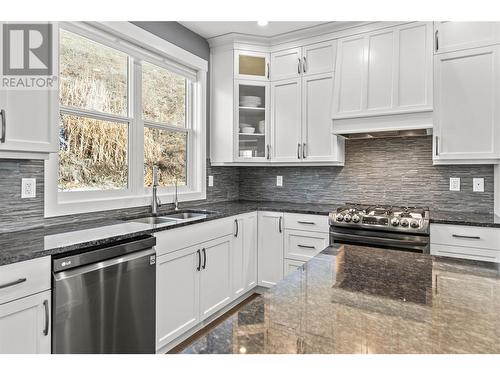 313 Baldy Place, Vernon, BC - Indoor Photo Showing Kitchen With Double Sink With Upgraded Kitchen