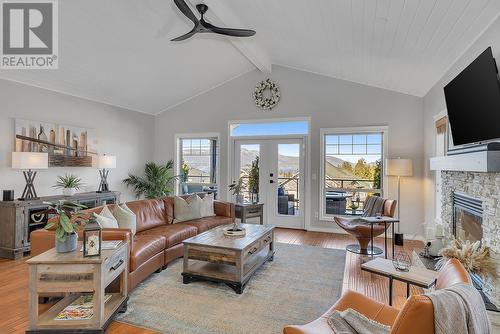 614 Quarry Avenue, Kelowna, BC - Indoor Photo Showing Living Room With Fireplace