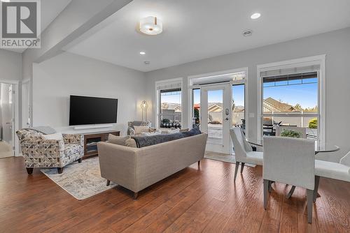 614 Quarry Avenue, Kelowna, BC - Indoor Photo Showing Living Room