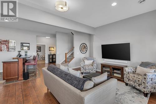 614 Quarry Avenue, Kelowna, BC - Indoor Photo Showing Living Room