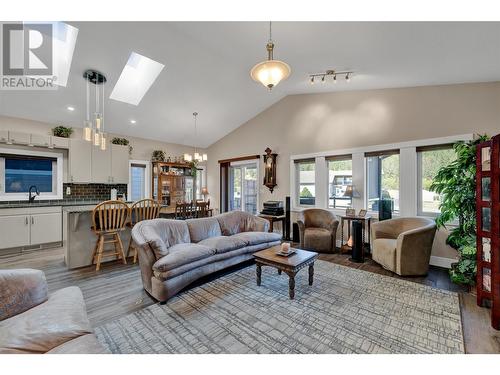 613 Nighthawk Avenue, Vernon, BC - Indoor Photo Showing Living Room