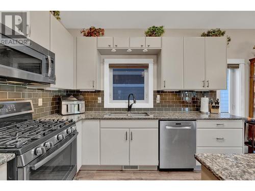 613 Nighthawk Avenue, Vernon, BC - Indoor Photo Showing Kitchen With Stainless Steel Kitchen With Double Sink With Upgraded Kitchen