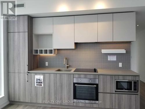 4002 - 898 Portage Parkway, Vaughan, ON - Indoor Photo Showing Kitchen