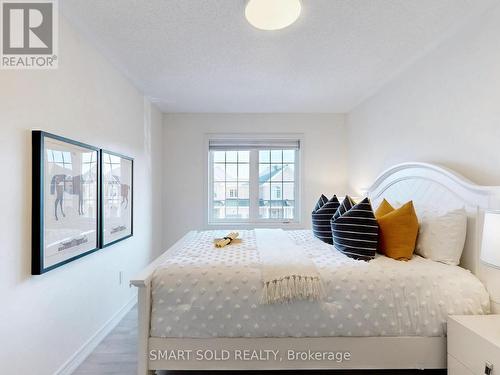 70 Paper Mills Crescent, Richmond Hill, ON - Indoor Photo Showing Bedroom