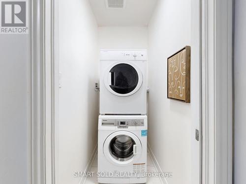 70 Paper Mills Crescent, Richmond Hill (Jefferson), ON - Indoor Photo Showing Laundry Room