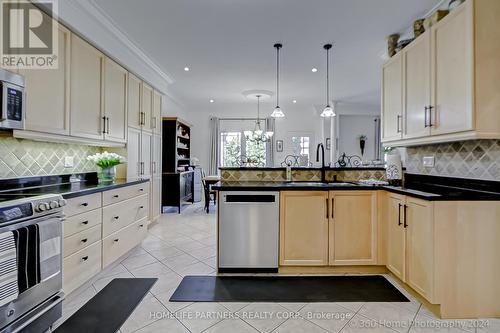 9 Lacona Crescent, Richmond Hill, ON - Indoor Photo Showing Kitchen With Stainless Steel Kitchen With Upgraded Kitchen