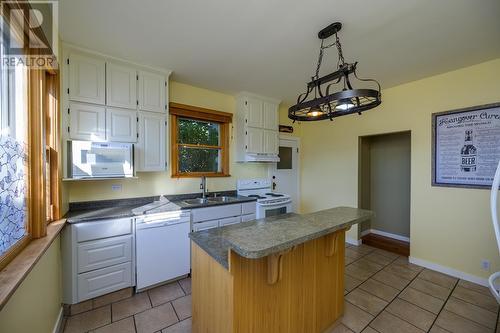 1338 17Th Avenue, Prince George, BC - Indoor Photo Showing Kitchen With Double Sink