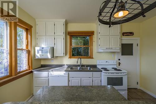 1338 17Th Avenue, Prince George, BC - Indoor Photo Showing Kitchen With Double Sink