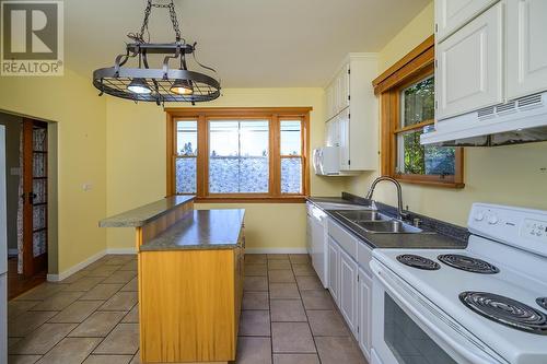 1338 17Th Avenue, Prince George, BC - Indoor Photo Showing Kitchen With Double Sink