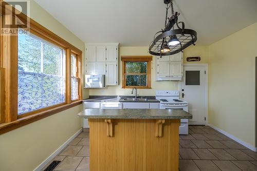 1338 17Th Avenue, Prince George, BC - Indoor Photo Showing Kitchen With Double Sink