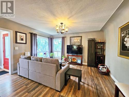 2290 Ash Avenue, Quesnel, BC - Indoor Photo Showing Living Room