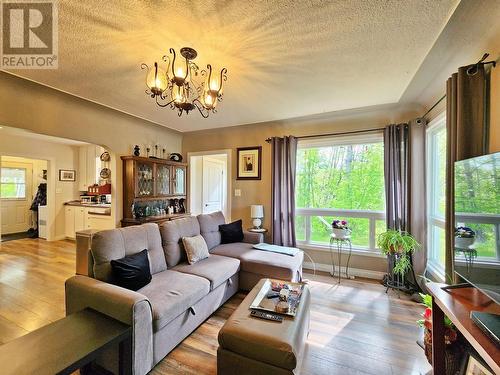 2290 Ash Avenue, Quesnel, BC - Indoor Photo Showing Living Room