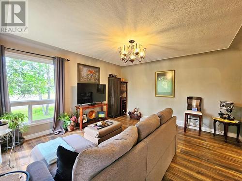 2290 Ash Avenue, Quesnel, BC - Indoor Photo Showing Living Room