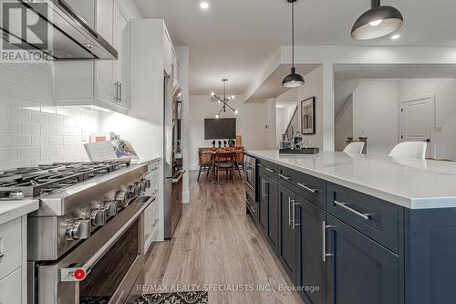 174 Courtland Street, Blue Mountains (Blue Mountain Resort Area), ON - Indoor Photo Showing Kitchen With Upgraded Kitchen