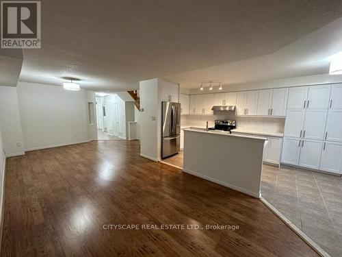 7565 Black Walnut Trail, Mississauga, ON - Indoor Photo Showing Kitchen