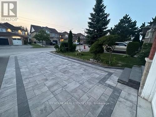 7565 Black Walnut Trail, Mississauga, ON - Outdoor