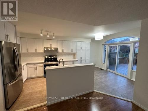 7565 Black Walnut Trail, Mississauga, ON - Indoor Photo Showing Kitchen With Double Sink