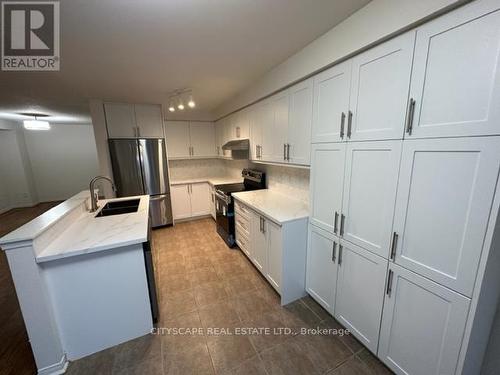 7565 Black Walnut Trail, Mississauga, ON - Indoor Photo Showing Kitchen With Stainless Steel Kitchen