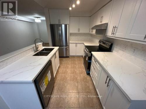 7565 Black Walnut Trail, Mississauga, ON - Indoor Photo Showing Kitchen With Stainless Steel Kitchen With Double Sink With Upgraded Kitchen