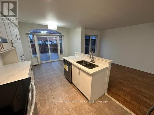 7565 Black Walnut Trail, Mississauga, ON - Indoor Photo Showing Kitchen With Double Sink