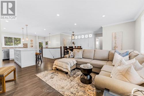 947 Easterbrook Avenue, Burlington, ON - Indoor Photo Showing Living Room