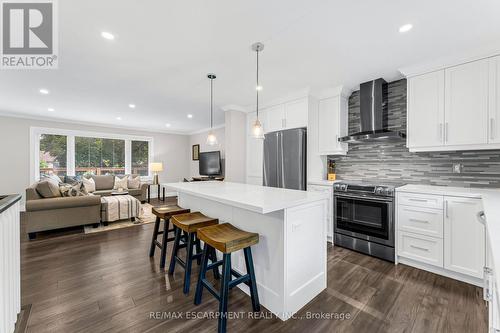 947 Easterbrook Avenue, Burlington, ON - Indoor Photo Showing Kitchen With Upgraded Kitchen