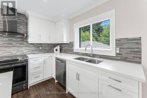 947 Easterbrook Avenue, Burlington (Bayview), ON - Indoor Photo Showing Kitchen With Double Sink With Upgraded Kitchen