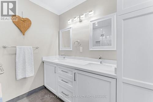 947 Easterbrook Avenue, Burlington, ON - Indoor Photo Showing Bathroom