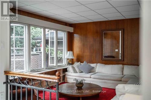 7 Chestnut Avenue N, Brantford, ON - Indoor Photo Showing Living Room