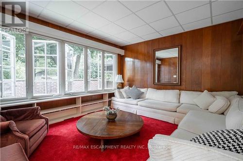 7 Chestnut Avenue N, Brantford, ON - Indoor Photo Showing Living Room